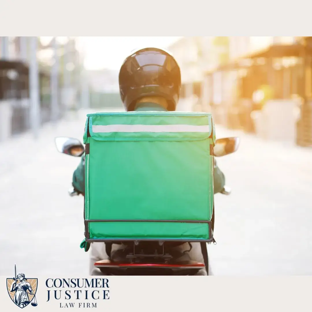 Un repartidor de Uber Eats conduce una motocicleta. Transmite que los errores de verificación de antecedentes de Uber Eats no ponen fin a la carrera.