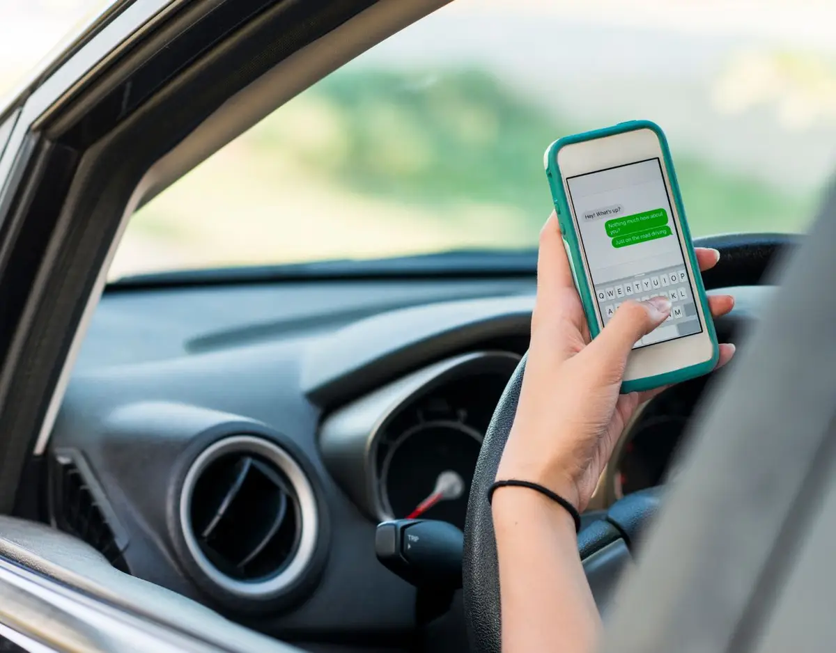Everything You Need to Know About Distracted Driving in Illinois