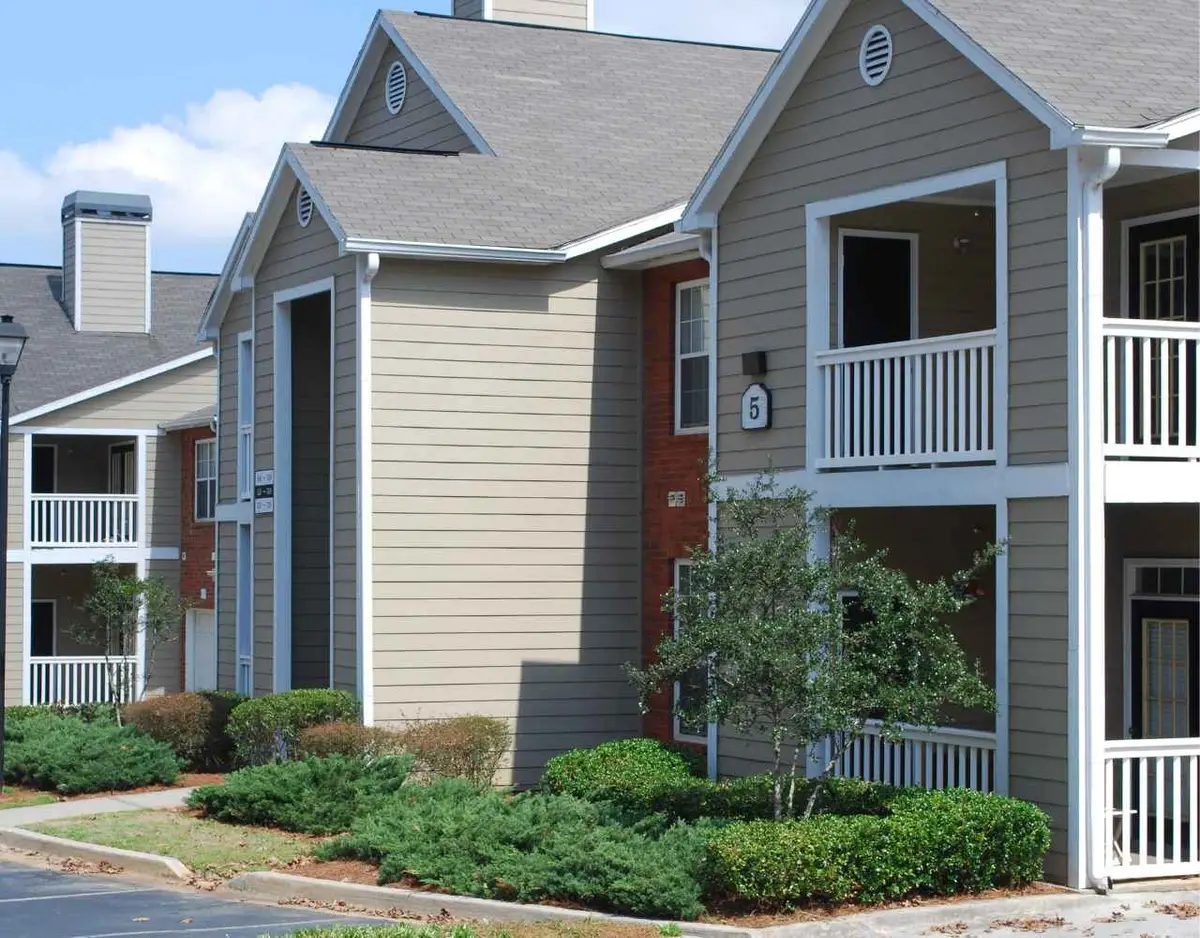 a photo of an apartment complex