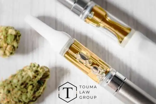 un vaporizador, cartuchos de thc y marihuana sobre una mesa