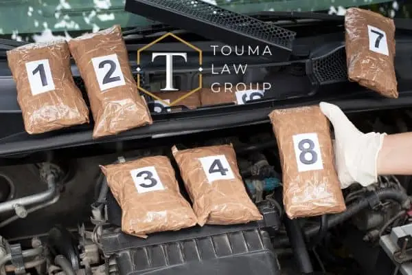 Se trafica una gran cantidad de drogas en el capó de un automóvil, cargos de tráfico de drogas en Carolina del Sur.