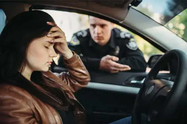 mujer siendo detenida por la policía